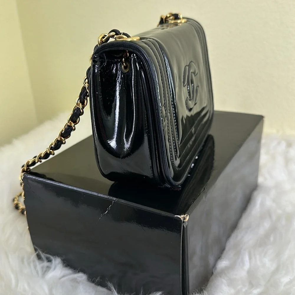 💯Authentic Chanel Black Patent Leather Chain Mini Bag🍀